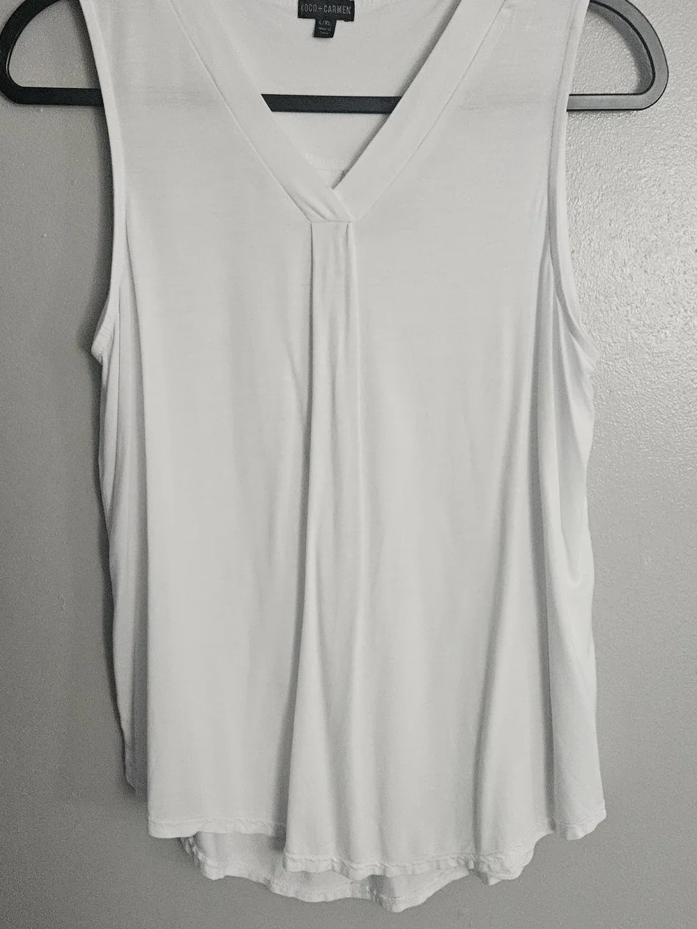 Coco + Carmen White V-Neck Sleeveless Tank ZZZ